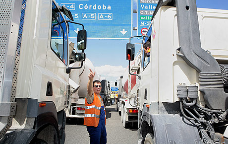 Un miembro de un piquete habla con camioneros en Madrid. (Foto: scar Monzn)