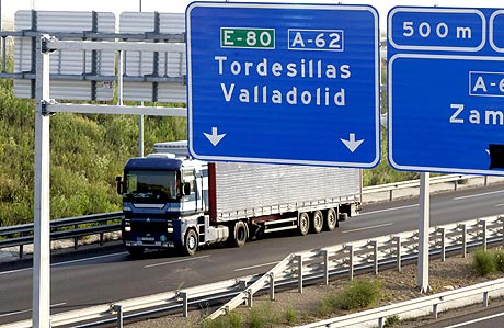 El trfico circula con normalidad. En la imgen, un camin a su paso por la Autova A-62 en la provincia de Salamanca. (FOTO: EFE)