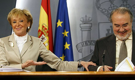 De la Vega junto al ministro de Economía, Pedro Solbes. (Foto: EFE)