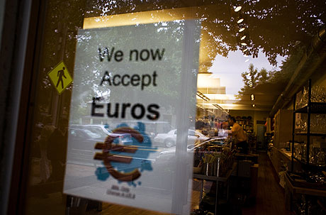 Una de las tiendas de Hamptons, Nueva York, que acepta la moneda europea. (Foto: AFP)