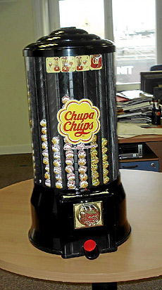 Un dispensador de Chupa chups (FOTO: DOLORS NADAL)