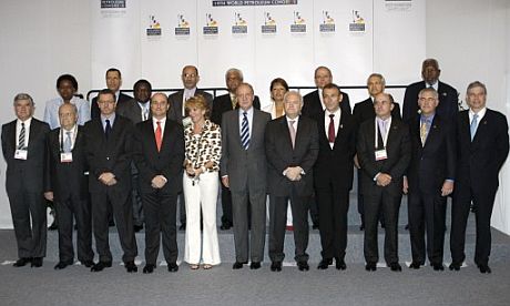 El rey Juan Carlos posa con los ministros, autoridades y empresarios tras la sesin inaugural del 19 Congreso Mundial del Petrleo. (Foto: EFE)