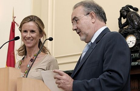 El ministro de Economa, Pedro Solbes, junto a la ministra de Ciencia e Innovacin, Cristina Garmendia. (Foto: EFE)