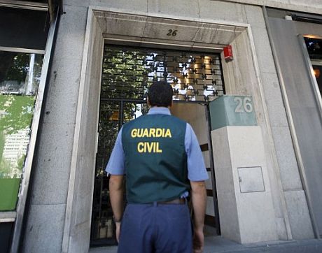 Uno de los registros de la Guardia Civil en en Madrid. (Foto: EFE)