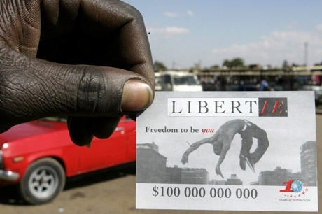 Tarjeta de telfono de Zimbabue de 100.000 millones. Su lema, "La libertad de ser t". (Foto: REUTERS)