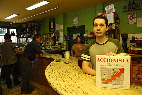 Francisco Jos lvarez, en su bar del pueblo asturiano de Vega de Cien, en el concejo de Amieva. (Foto: ALONSO GONZLEZ)