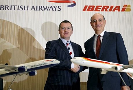 El presidente de Iberia, Fernando Conte (d), y el consejero delegado de British Airways, Willie Walsh. (Foto: EFE)