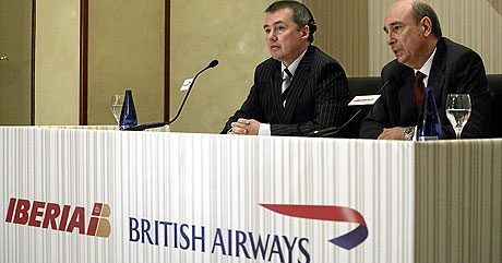 El CEO de British Airways, Willie Walsh, y el presidente de Iberia, Fernando Conte. (Foto: Jaime Villanueva)