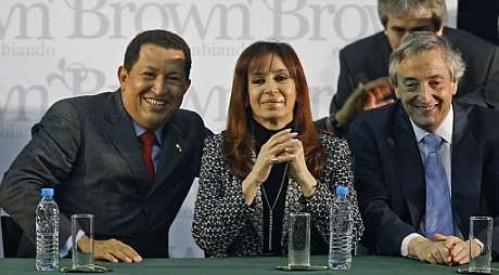 De izquierda a derecha, Hugo Chvez, Cristina Fernandez de Kirchner y su marido, Nestor Kirchner. (Foto: AFP)