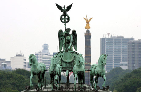 La Columna de la Victoria y la cuadriga de la Puerta de Brandenburgo de Berln. (Foto: EFE)