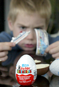 Un nio alemn juega con la sorpresa de un huevo Kinder. (FOTO: AFP)