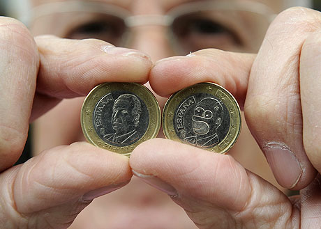 José Martínez muestra la moneda encontrada en comparación con una de curso legal. (Foto: REUTERS)