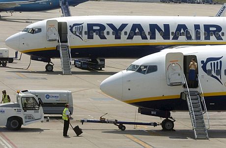 Dos de los aviones de la aerolnea irlandesa de bajo coste Ryanair. (Foto: EFE)