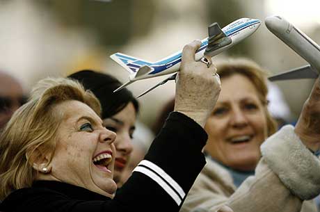 Aeromozas de Aerolneas Argentinas y Austral siguen el debate de los senadores argentinos desde fuera del Congreso. (Foto: EFE)