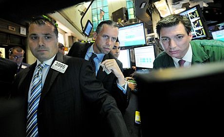 Varios operadores de la Bolsa de Nueva York esperan la apertura del mercado. (Foto: AP)