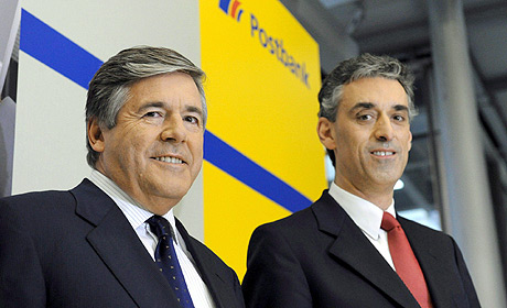 El consejero delegado de Deutsche Bank, Josef Ackermann (izq), y el presidente de Deutsche Post, Frank Appel. (Foto: EFE)