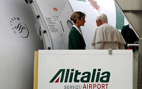 Benedicto XVI habla con una azafata al llegar al aeropuerto de Fiumicino, Roma. (Foto: EFE)