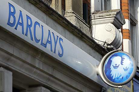 El emblema de Barclays preside una sucursal del banco britnico. (Foto: AFP)