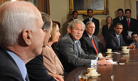 Bush y los participantes en la reunin del Capitolio, entre ellos Obama y McCain. (AFP)
