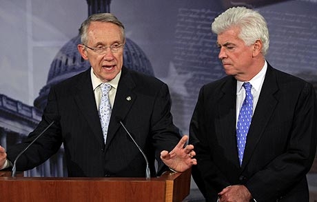 Harry Reid (izq) junto al tambin senador demcrata, Christhoper Dodd. (Foto: AP)