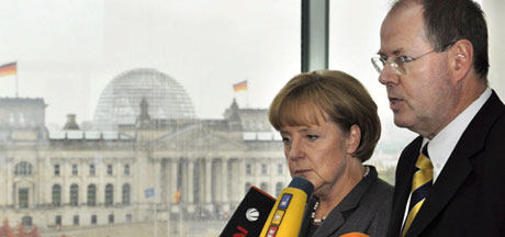 Angela Merkel y el ministro de Finanzas alemn durante la rueda de prensa. (Foto: EFE)