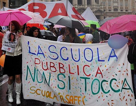 Estudiantes y universitarios en Roma protestando contra las reformas en el sistema educativo. EFE.