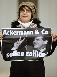 Protesta de una mujer frente al Bundestag contra la ayuda financiera a la banca alemana. (Foto: AFP)