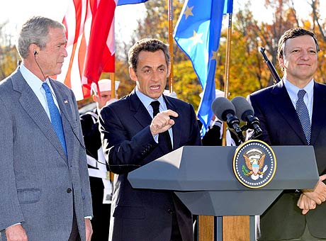 Bush, Sarkozy y Durao Barroso, en Camp David. (Foto: EFE)