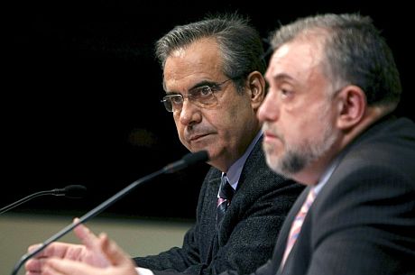 El ministro de Trabajo, Celestino Corbacho (izq), junto al secretario de Estado de la Seguridad Social, Octavio Granado. (Foto: EFE)