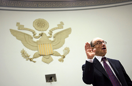 Alan Greenspan, ex presidente de la Reserva Federal de EEUU, comparece ante el Congreso en Washington. (Foto: AP)