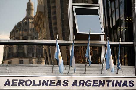 Fachada de las oficinas centrales de Aerolíneas Argentinas. (Foto: EFE)