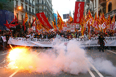 Trabajadores de Nissan protestan en Barcelona contra el recorte de empleos en la compaa. (Foto: AFP)
