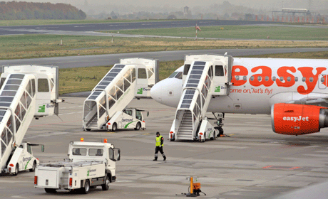Un avión de easyjet en el aeropuerto de Dortmund, Alemania. (EFE)