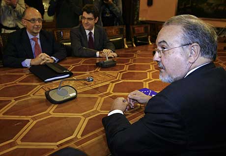 Pedro Solbes, en primer plano, junto a Cristbal Montoro. (Foto: REUTERS)