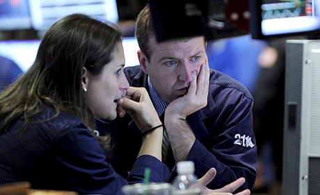 Inversores en Wall Street, que esta jornada transitaba de nuevo en rojo y aumentaba el pesimismo en Europa. (Foto: EFE)