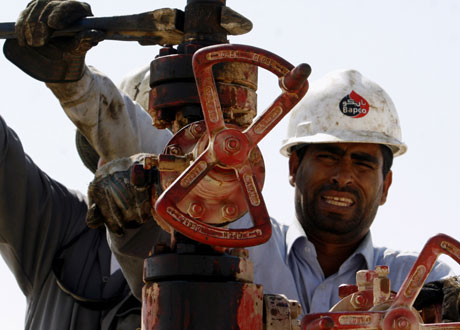 Empleados de Bahrain Petroleum en Sakhir, Bahrein. (Foto: AP)