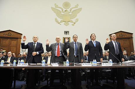 Soros, Simons, Paulson, Falcone y Griffin jurando antes de testificar ante la Cmara de Representante de EE.UU. de Supervisin y Reforma del Gobierno ante la audiencia de la comisin sobre la regulacin de los hedge founds, en el Capitolio de Washington. (Foto: Reuters)