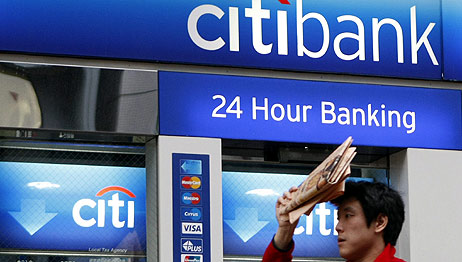 Un hombre pasa por delante de una surcusal de Citigroup. (Foto: REUTERS)