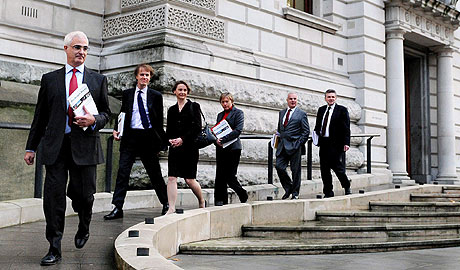 El ministro de Economía, Alistair Darling, seguido por su equipo económico. (Foto: EFE)