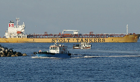 Un barco japons liberado por piratas somales. (Foto: EFE)