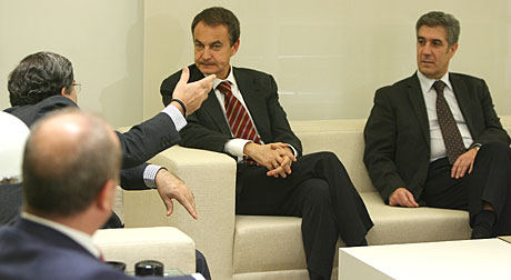 Zapatero, en su reunin con los representantes sindicales. (Foto: A. Cullar)
