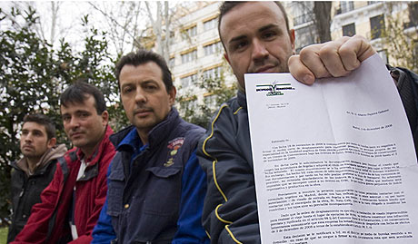 Tres de estos cuatro empleados de la construcción han sido despedidos por no querer ir a trabajar a Argelia. (Foto: Gonzalo Arroyo)