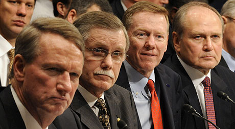 De izqda. a dcha.: Wagoner, presidente de GM; Gettelfinger, presidente del sindicato UAW; Mulally, presidente de Ford; y Nardelli, presidente de Chrysler, en el Capitolio. (Foto: AP)