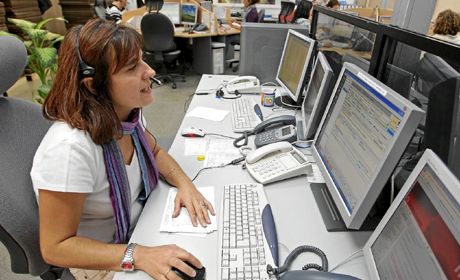 Teleoperadora atendiendo una consulta (FOTO: CARLOS ESPESO)