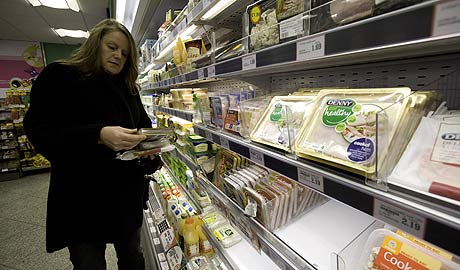 Una mujer inspecciona productos porcinos en una tienda de Belfast. (Foto: AFP)