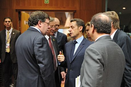 El presidente francs, Nicolas Sarkozy, habla con otros lderes europeos. (Foto: AFP)