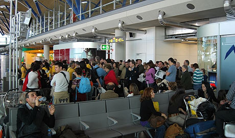 Pasajeros esperando a subir al avin de Iberia con destino a Montevideo. (Foto: EL MUNDO)