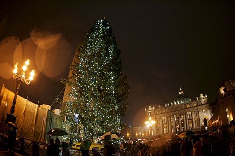 La iluminacin de Navidad en la Plaza de San Pedro en el Vaticano. (Foto: EFE)
