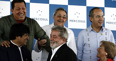 Varios de los asistentes a la cumbre de Mercosur. (Foto: EFE)