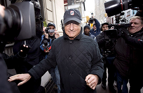 Madoff llega a su apartamento rodeado de periodistas. (Foto: EFE)